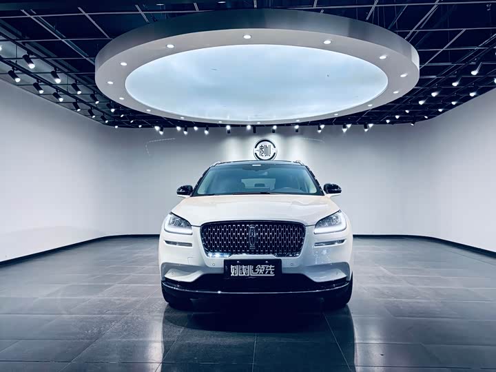 Фото 2 - Lincoln Corsair