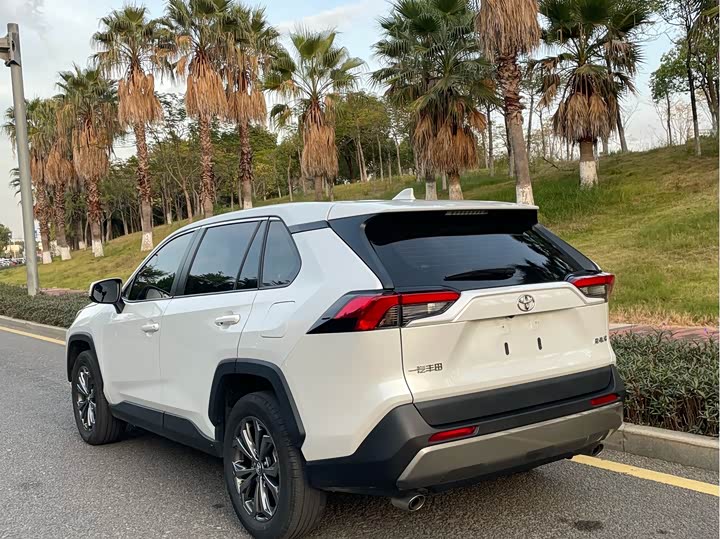 Фото 4 - Toyota RAV4