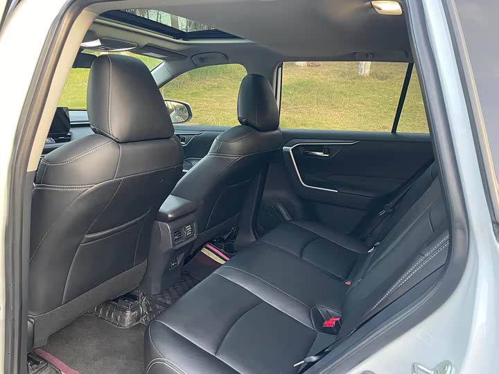 Фото 6 - Toyota RAV4