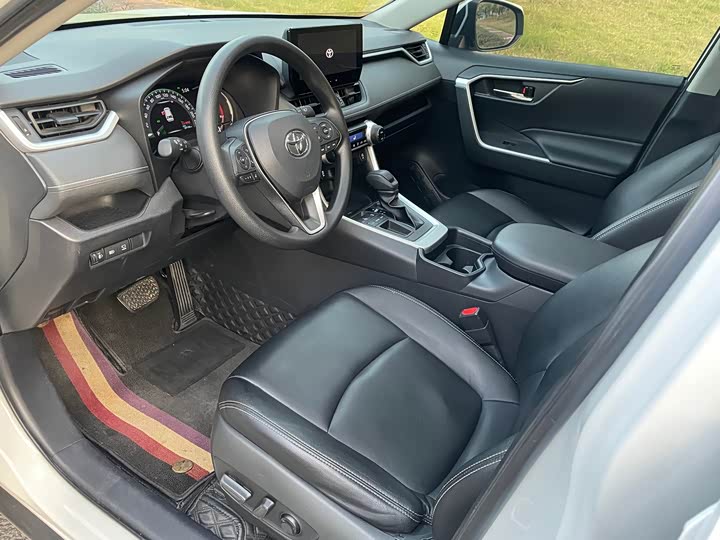 Фото 8 - Toyota RAV4