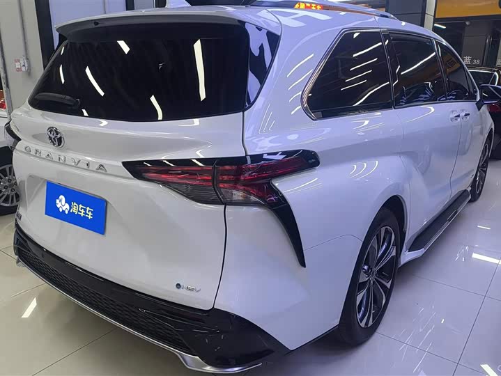 Фото 3 - Toyota Granvia