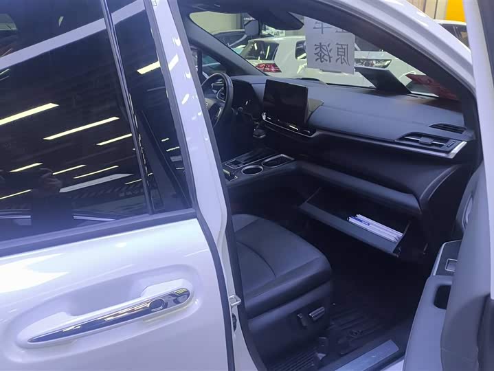 Фото 8 - Toyota Granvia