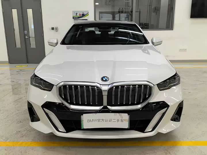 Фото 2 - BMW i5