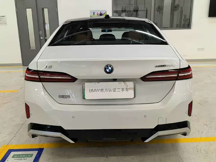 Фото 4 - BMW i5