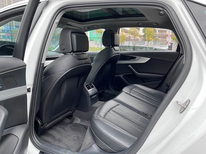 Фото 9 - Audi A4L