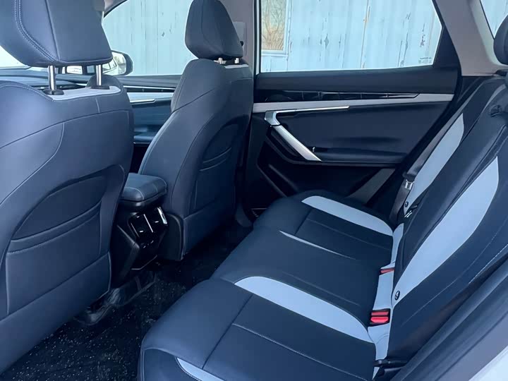 Фото 7 - Geely Atlas L