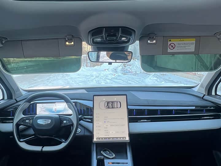 Фото 8 - Geely Atlas L