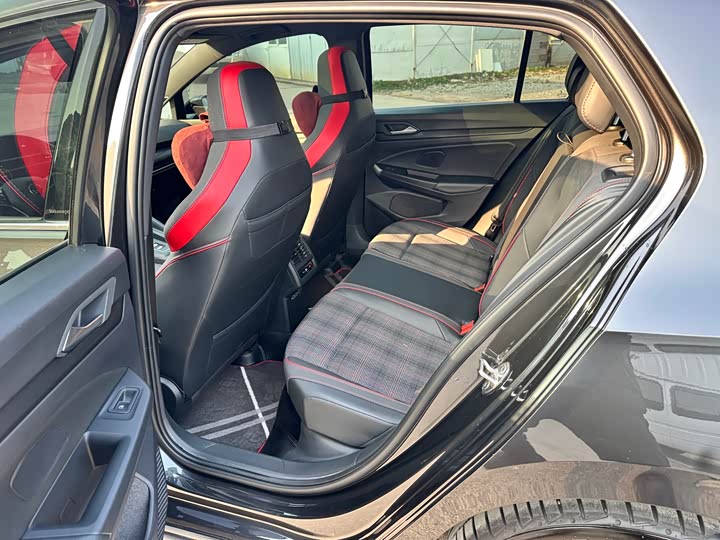 Фото 9 - Volkswagen Golf GTI