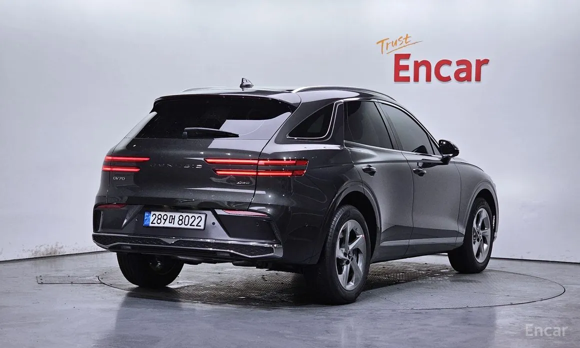 Фото 2 - Genesis GV70