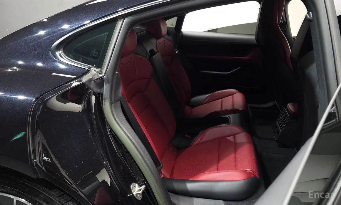 Фото 11 - Porsche Taycan