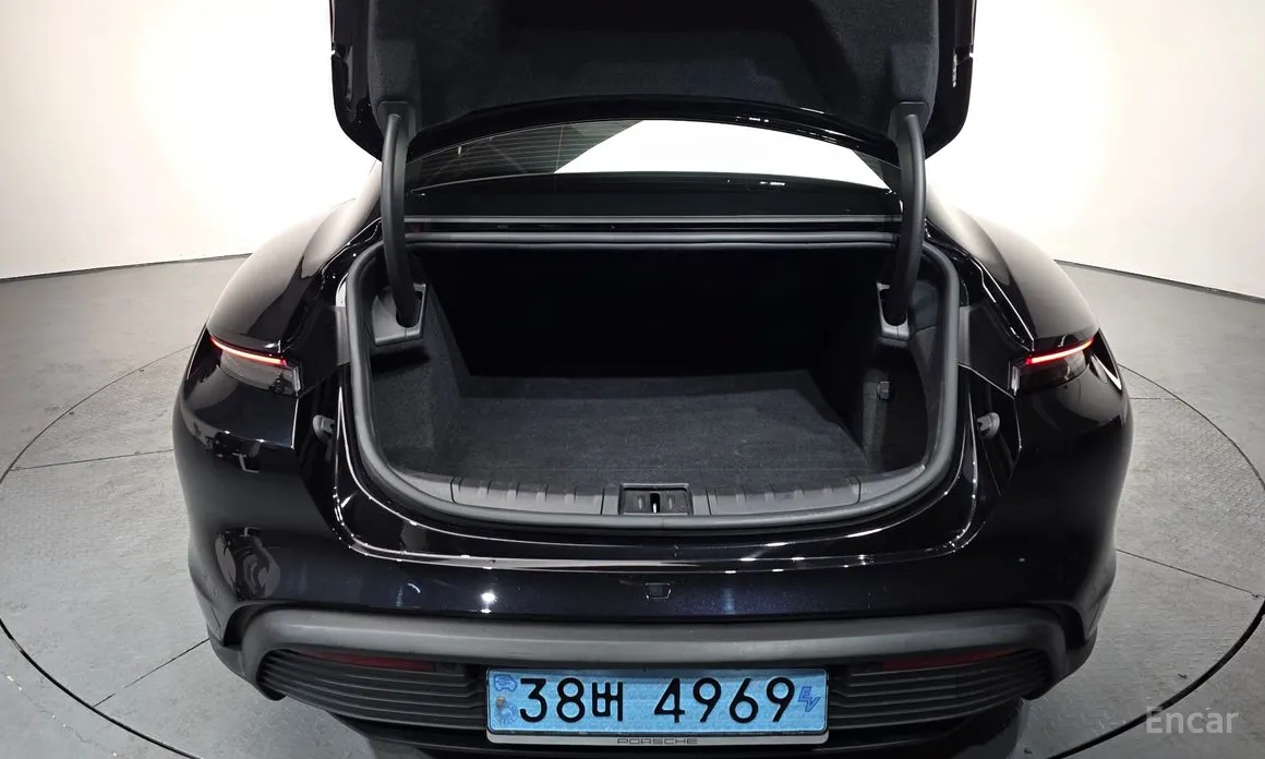 Фото 19 - Porsche Taycan