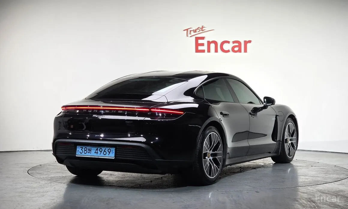 Фото 2 - Porsche Taycan