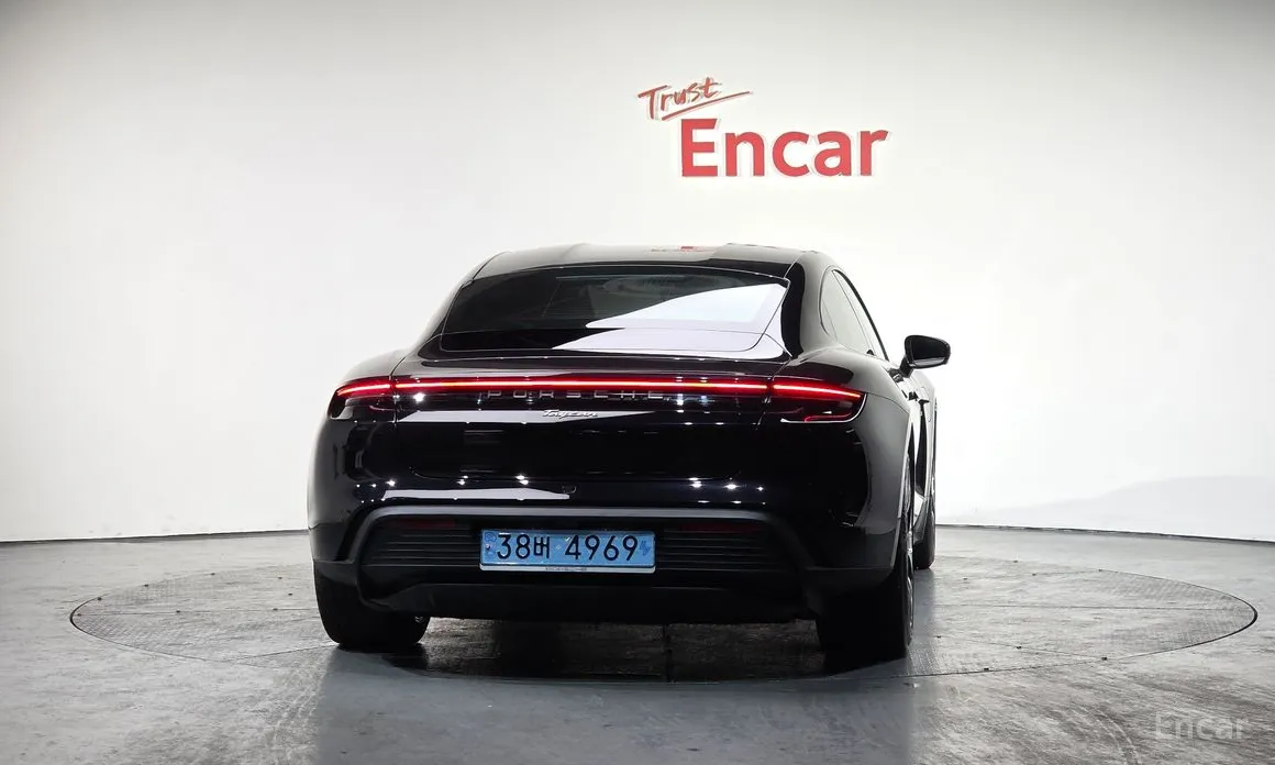 Фото 4 - Porsche Taycan