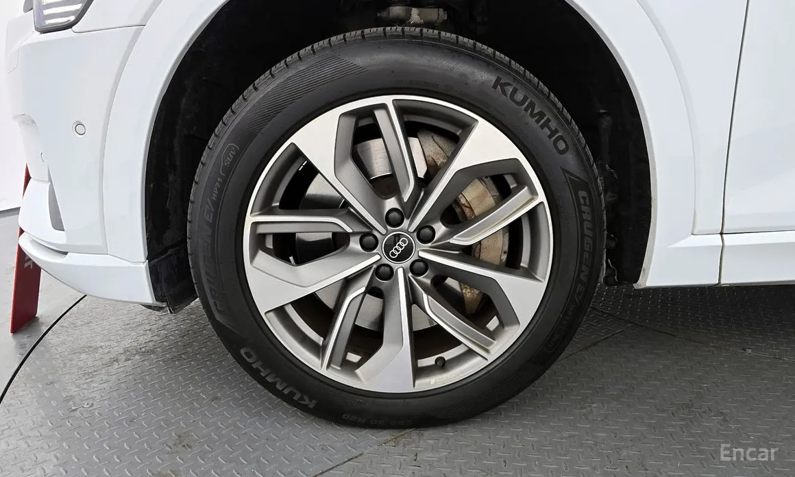 Фото 5 - Audi e-tron