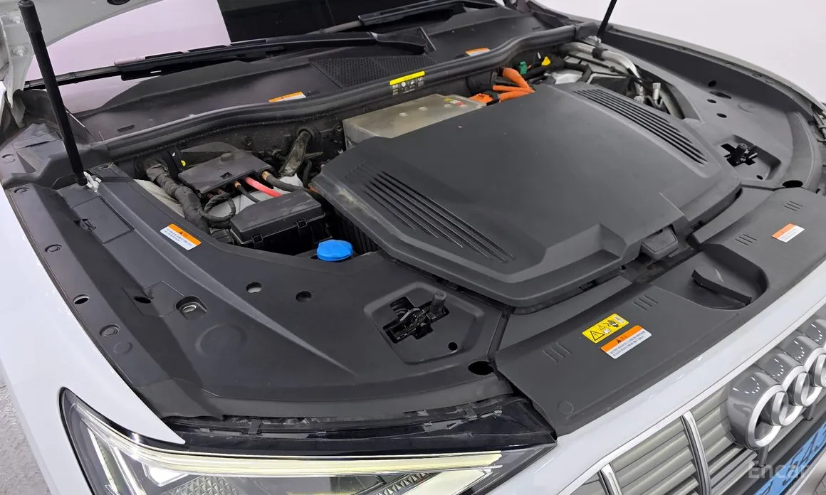 Фото 6 - Audi e-tron