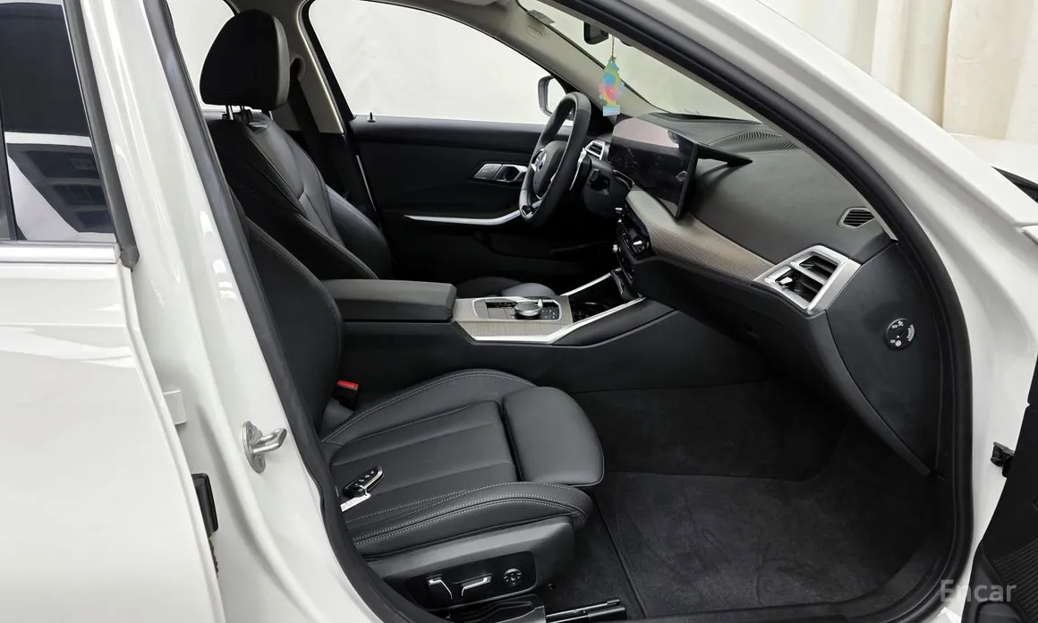 Photo 11 - BMW 3 Series