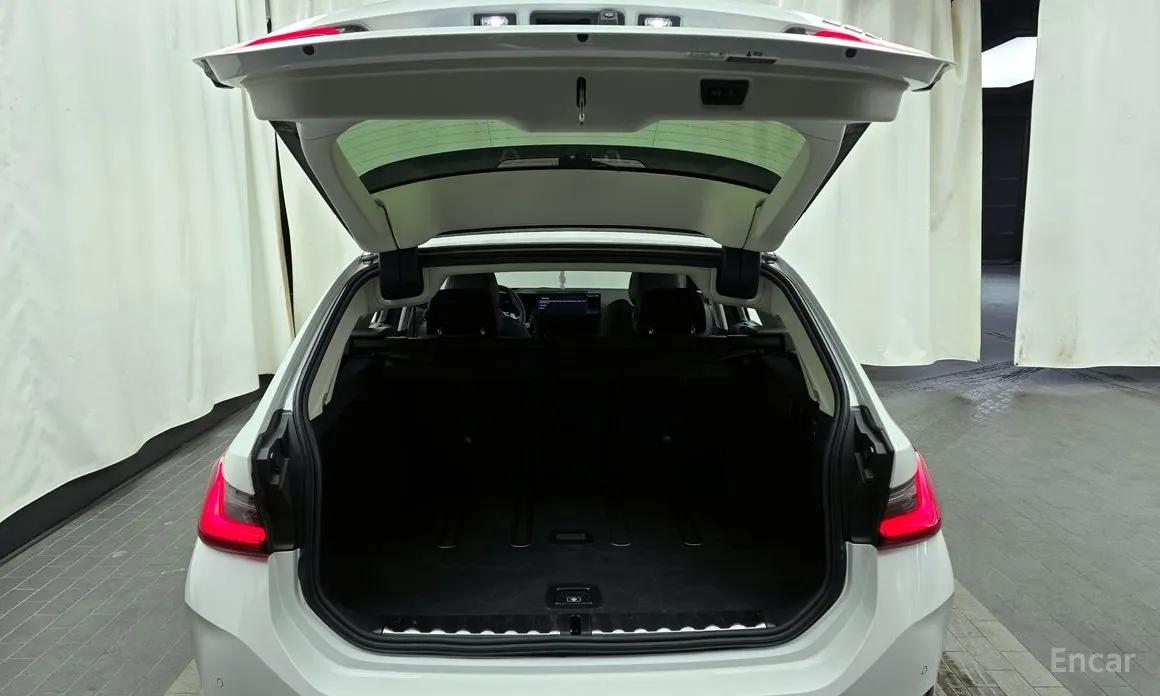 Photo 20 - BMW 3 Series