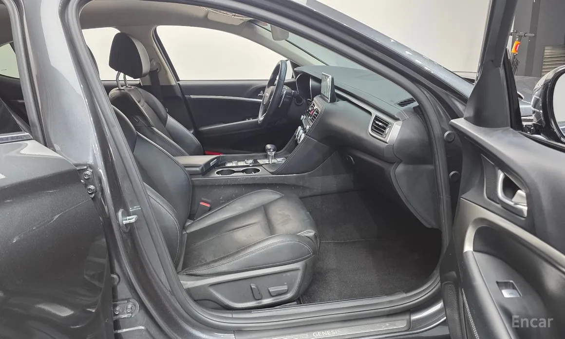 Фото 10 - Genesis G70