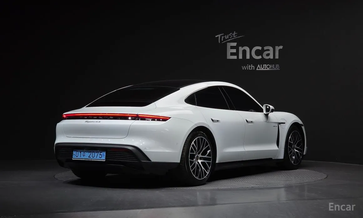 Фото 2 - Porsche Taycan