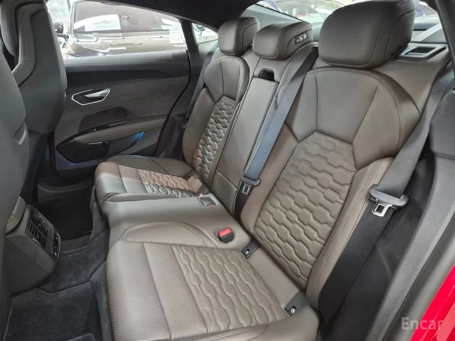 Фото 11 - Audi e-tron GT