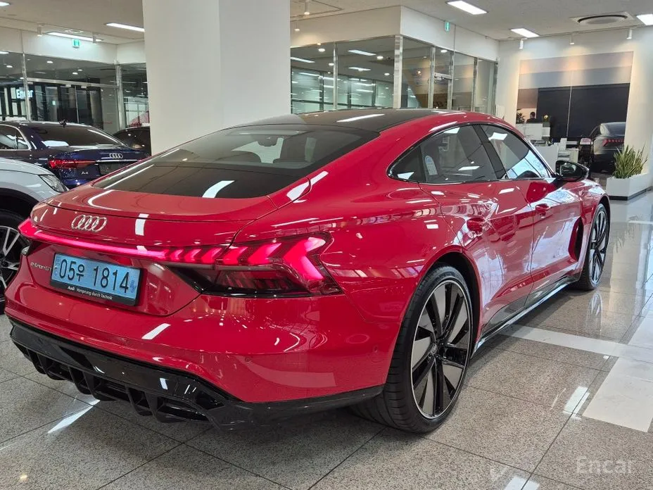 Фото 2 - Audi e-tron GT