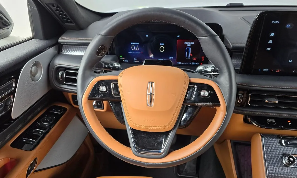 Фото 13 - Lincoln Aviator