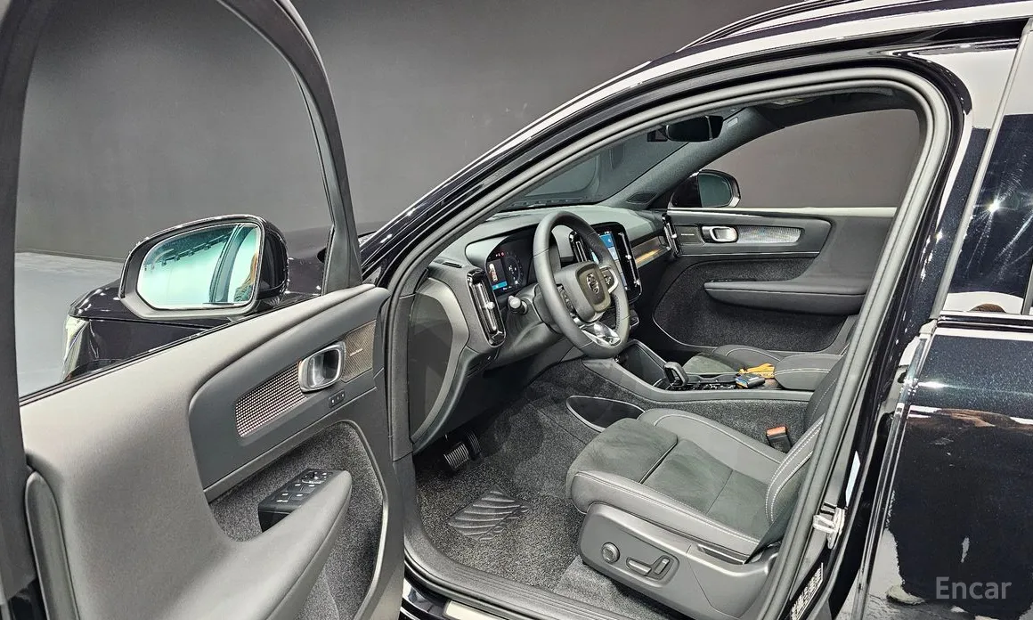 Фото 8 - Volvo XC40