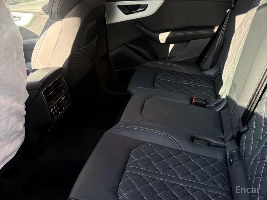 Фото 8 - Audi Q8