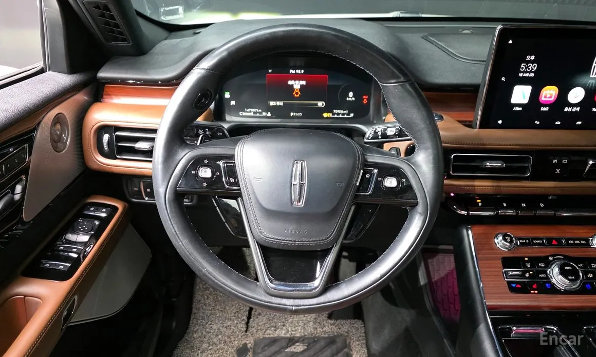 Фото 13 - Lincoln Aviator