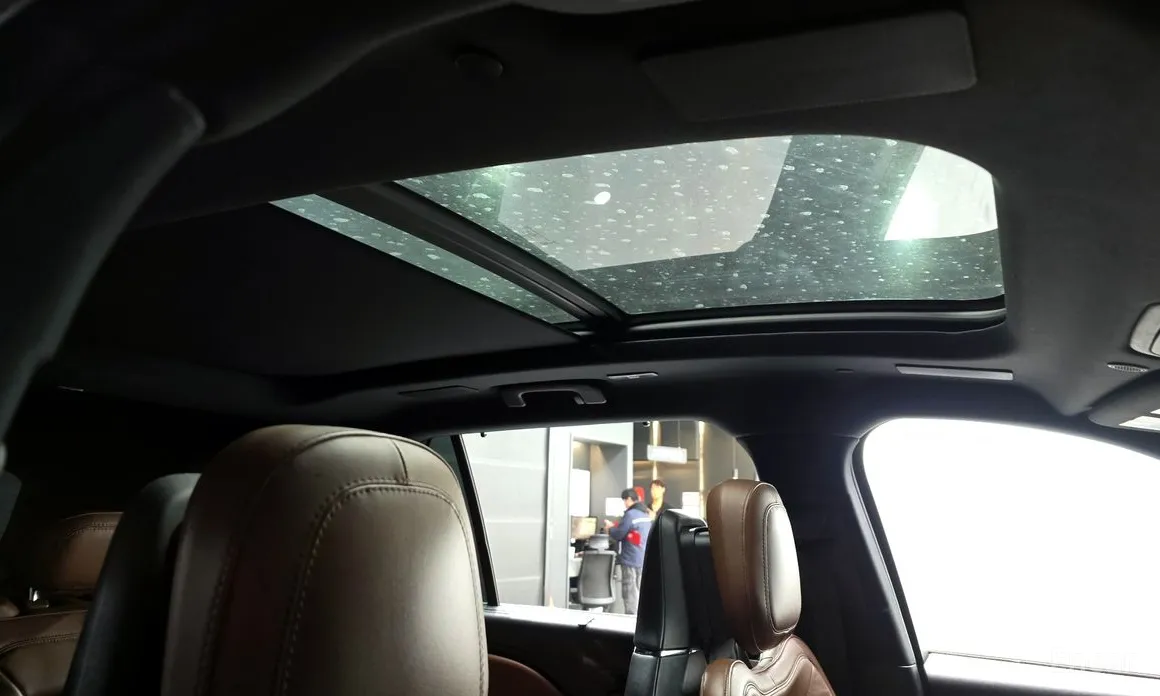 Фото 17 - Lincoln Aviator