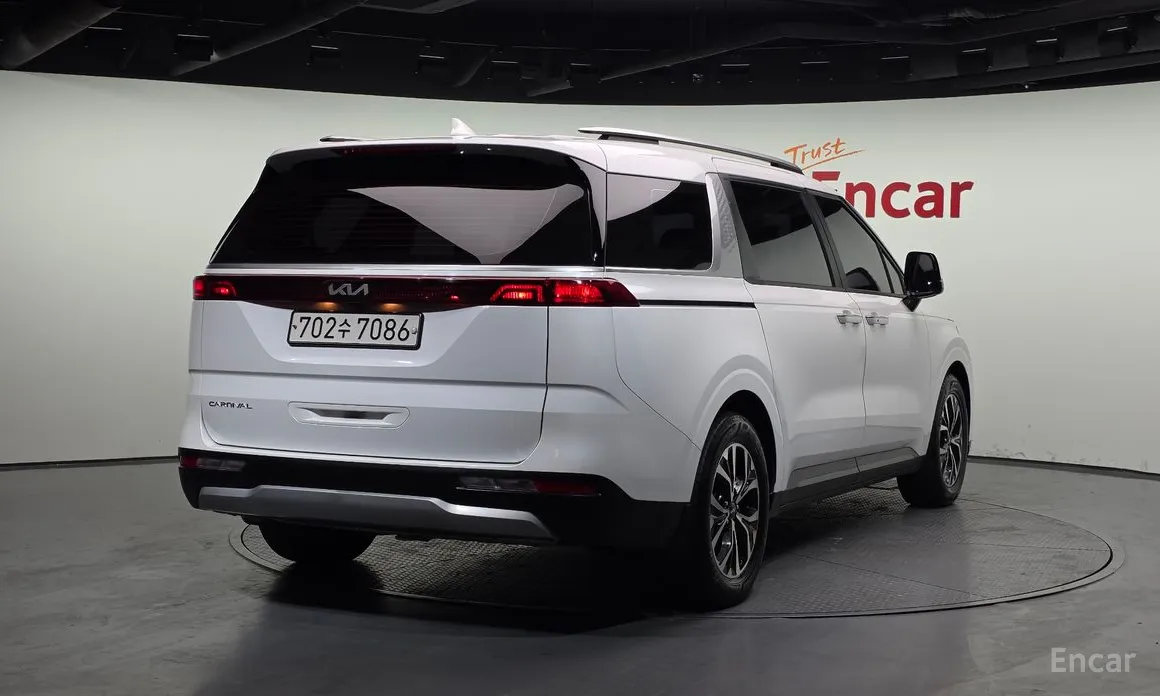 Фото 2 - Kia Carnival