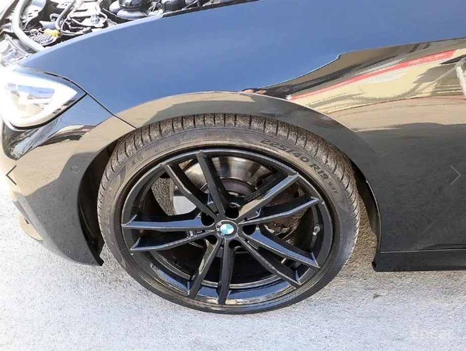 Photo 18 - BMW 3 Series