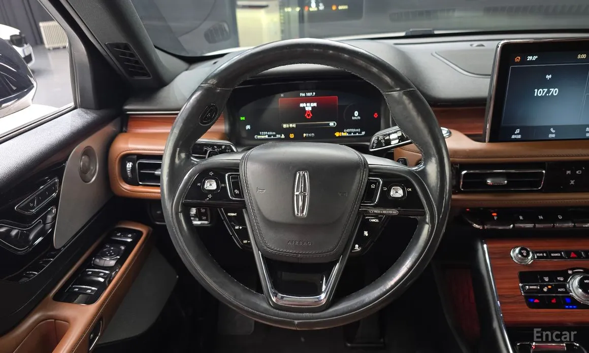 Фото 13 - Lincoln Aviator