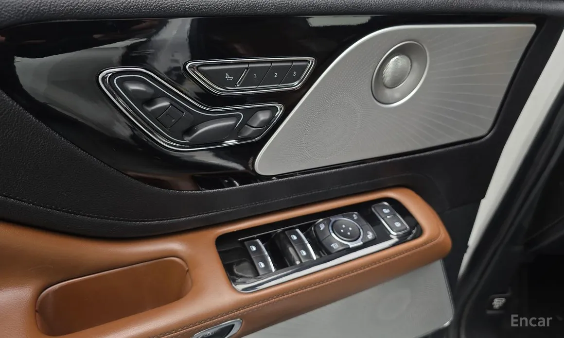 Фото 14 - Lincoln Aviator