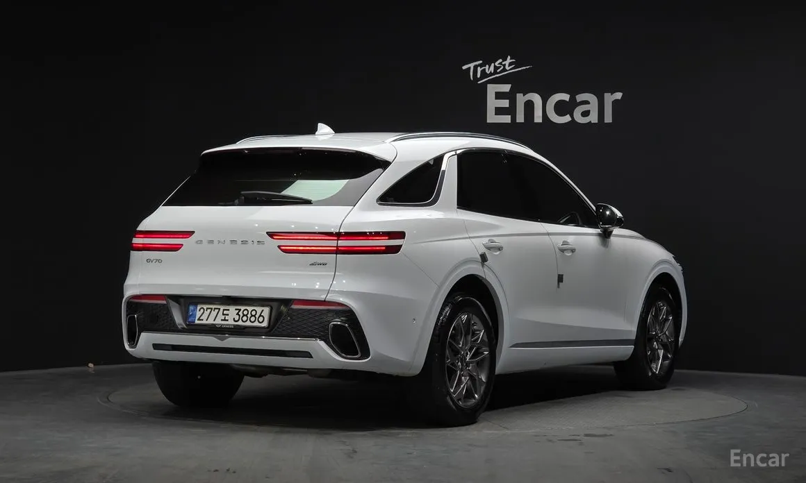 Фото 2 - Genesis GV70