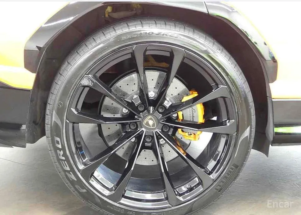 Фото 10 - Lamborghini Urus