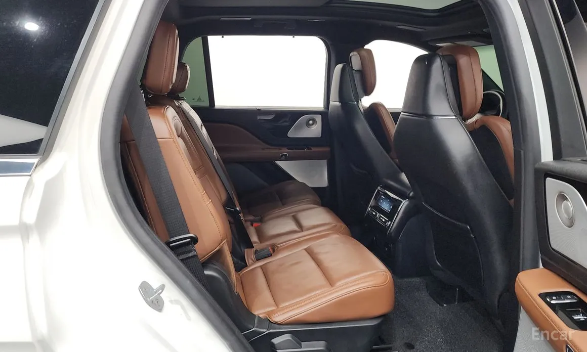 Фото 12 - Lincoln Aviator