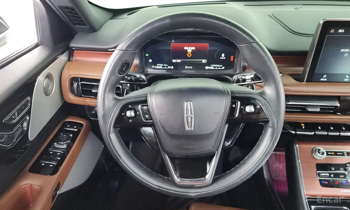 Фото 13 - Lincoln Aviator