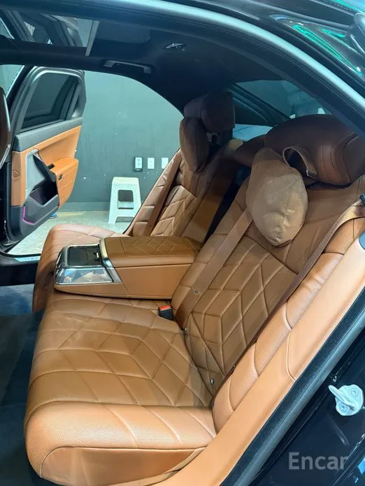 Фото 14 - BMW 7 Series