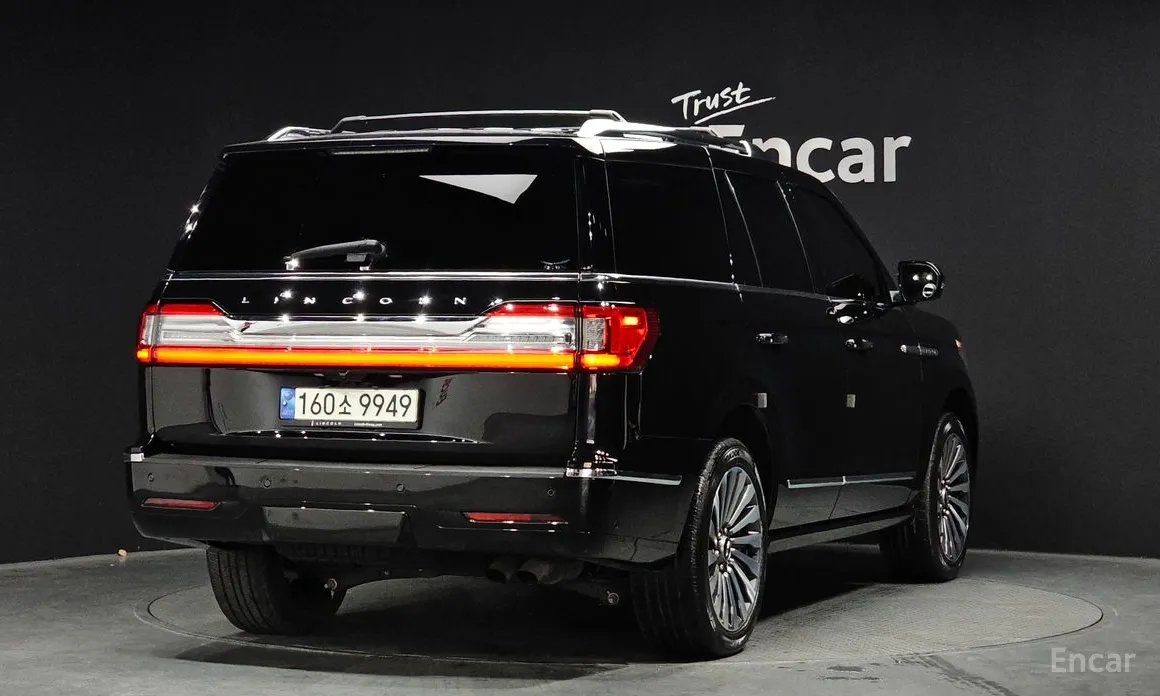 Фото 2 - Lincoln Navigator