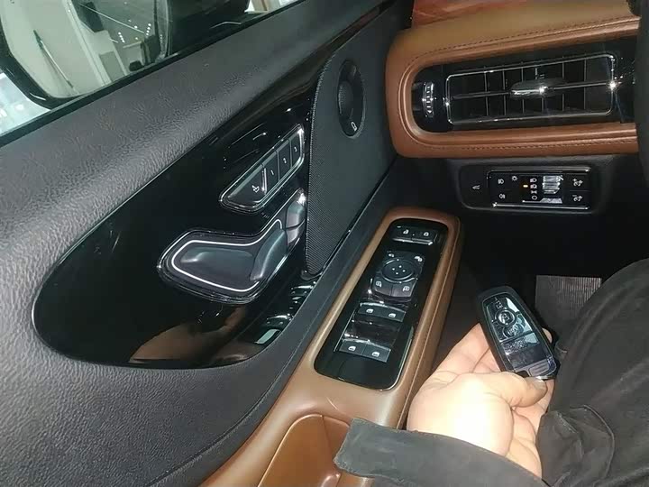 Фото 9 - Lincoln Aviator