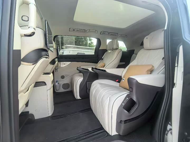 Фото 7 - Denza D9