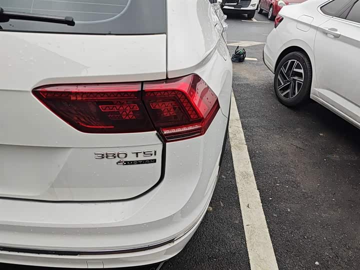 Фото 8 - Volkswagen Tiguan L Pro