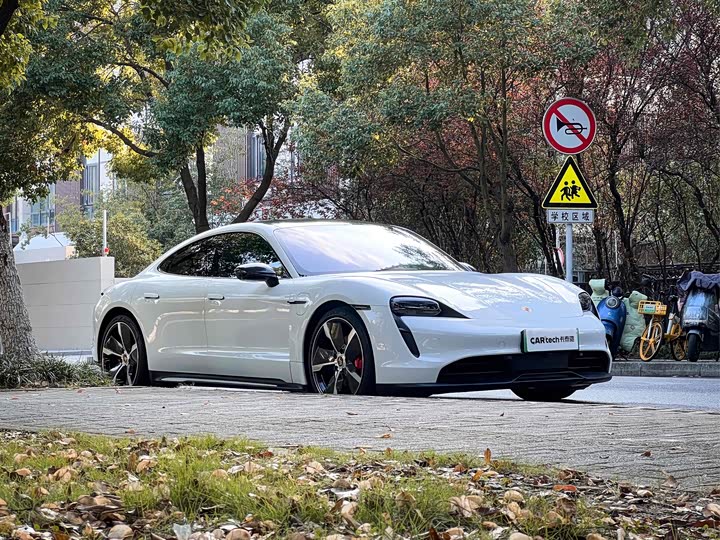 Фото 2 - Porsche Taycan