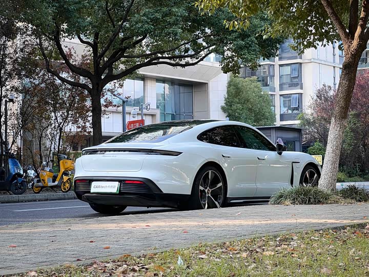 Фото 6 - Porsche Taycan