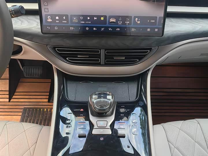 Фото 9 - Denza D9