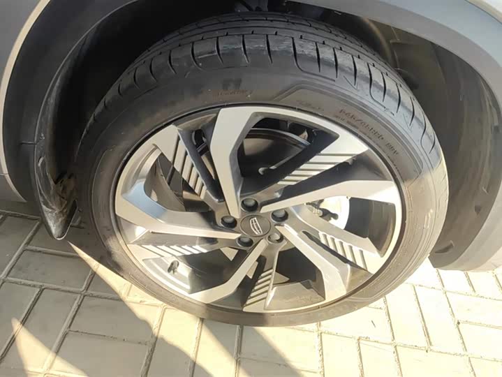 Фото 6 - Geely Monjaro