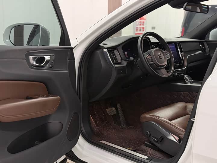 Фото 9 - Volvo XC60