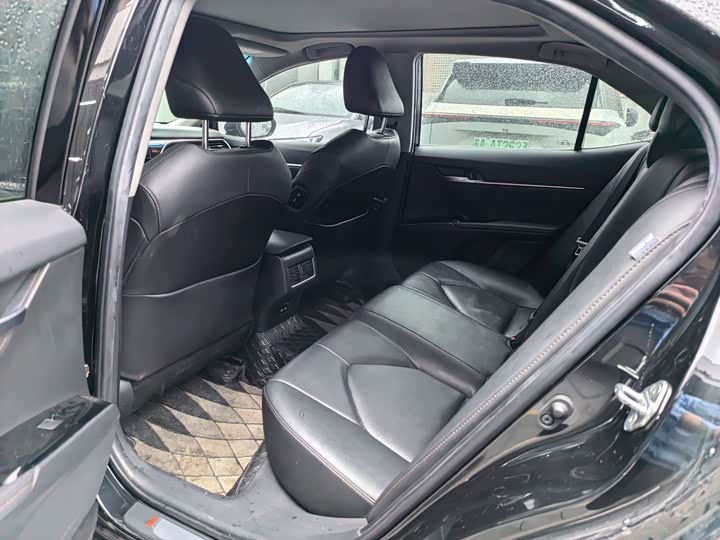 Фото 4 - Toyota Camry