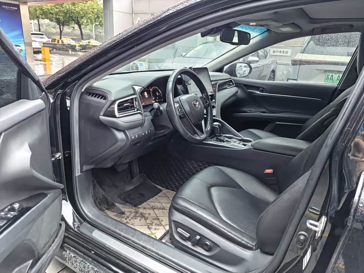 Фото 6 - Toyota Camry